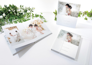 ◆ Clair （クレール）32ページ / 40カット[内容］本体サイズ：250×295㎜・アクリルケース・スタンド付