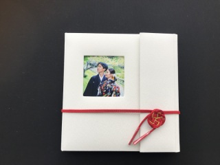 ◆ KURUMI台紙 (3面/4カット)★写真サイズ:305×305㎜★表紙の色はピンク・ホワイトの2種類です