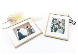 ◆COTOWAフレーム(木製) 外寸サイズ:397×306mm 中マット 六つ切り:193×244mm生活に溶け込むフレームおふたりの思い出のブックマークにして欲しい。気持ちがギュッとつまった特別な一枚をインテリアとして演出します