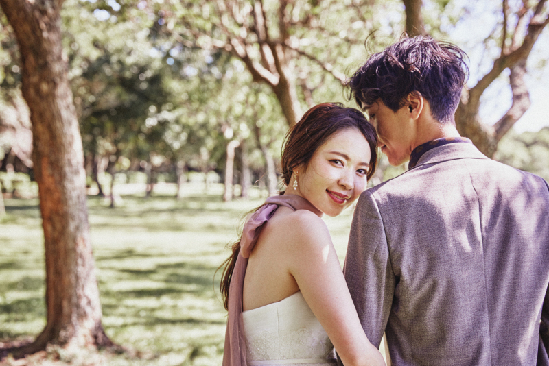 洋装に着替えたら、ラフに、カジュアルに。