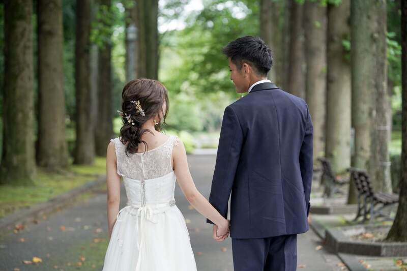 手と手を取り合う後ろ姿