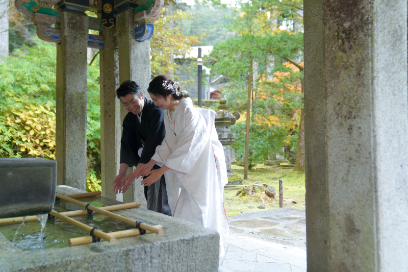 手水舎での自然なショット
