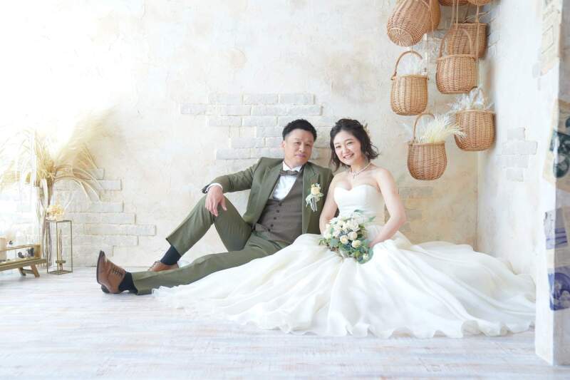 座ったポーズも