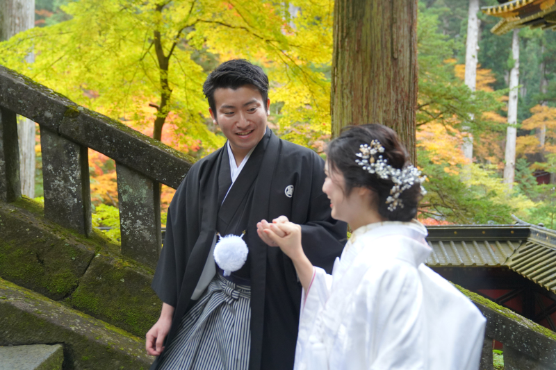 手を取り合って