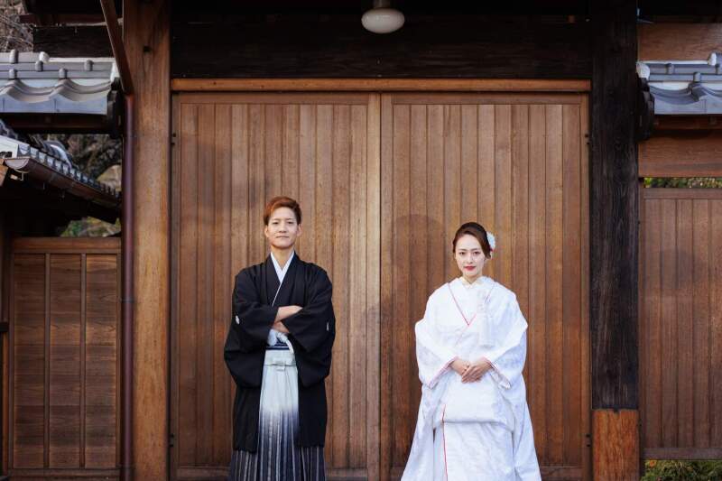 立派な門の前で