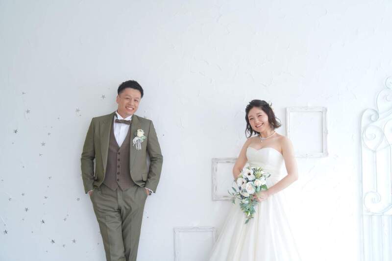 白壁を背景に…♡