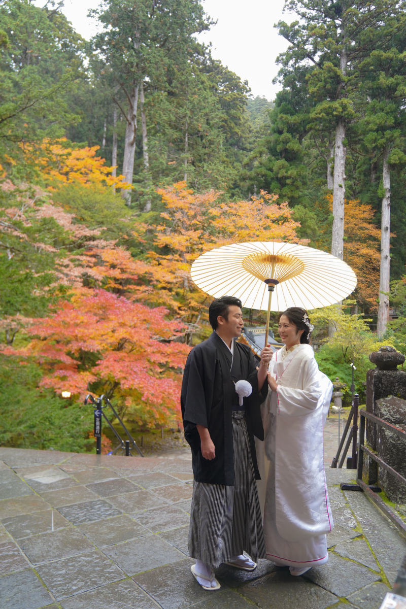 紅葉をバックに