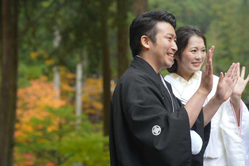 ご家族様に手を振るお２人