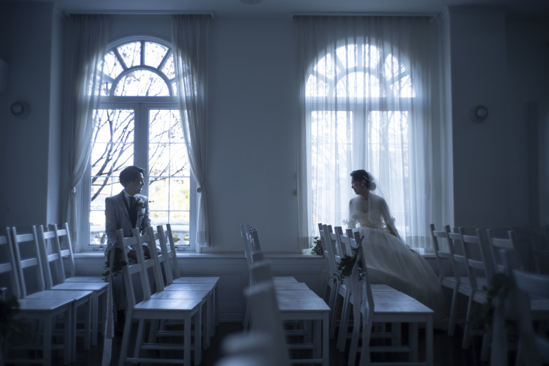 自然光が差し込むチャペルで