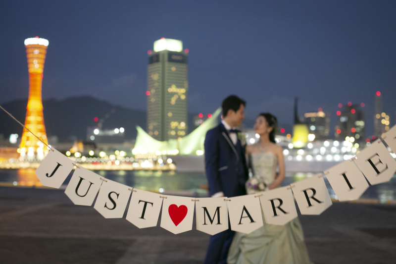 神戸の夜景をバックに