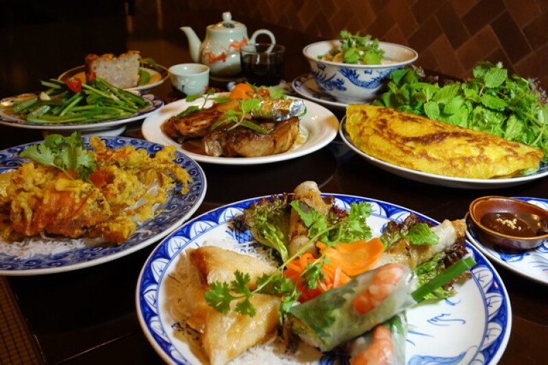 《フォト&食事会》写真撮影を楽しんだ後は会話が弾むベトナム料理で親睦を深める♪