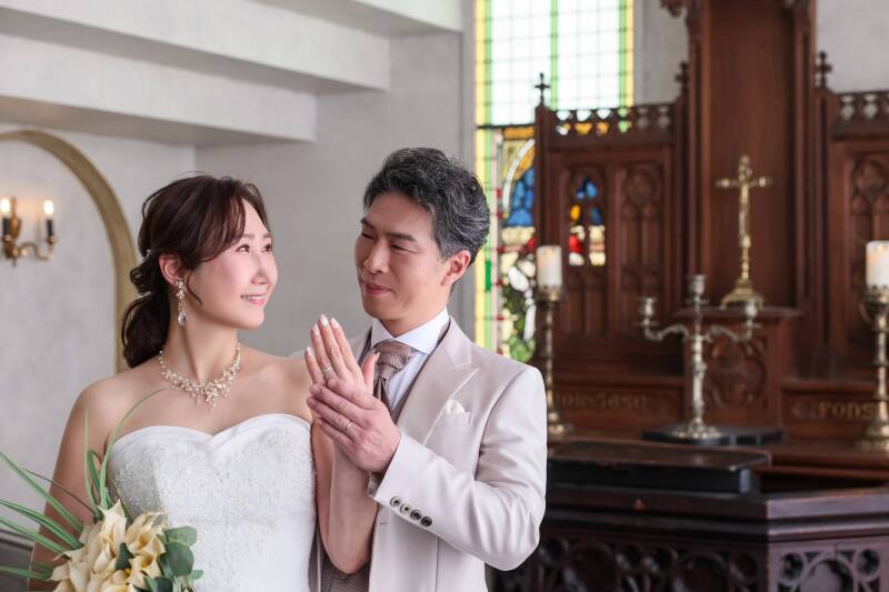 本格チャペルで誓う、永遠の絆を象徴する手元