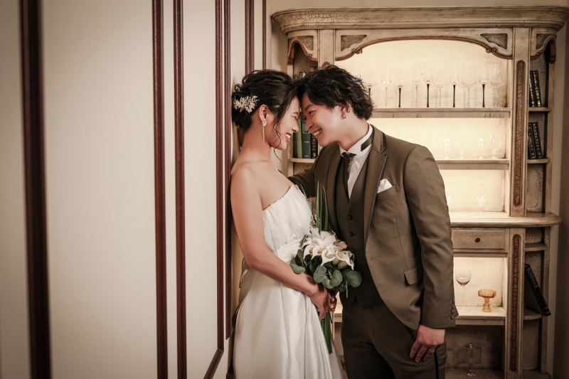 壁ドンもおふたりらしくにこやかに♡