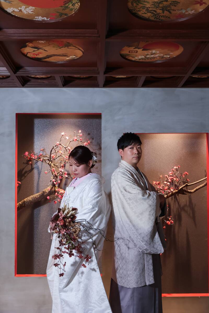 洗練された空間に映える背中合わせのポーズ