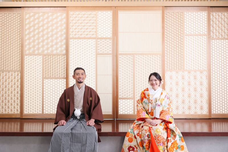 繊細な組子細工を背に、端正な正座姿で