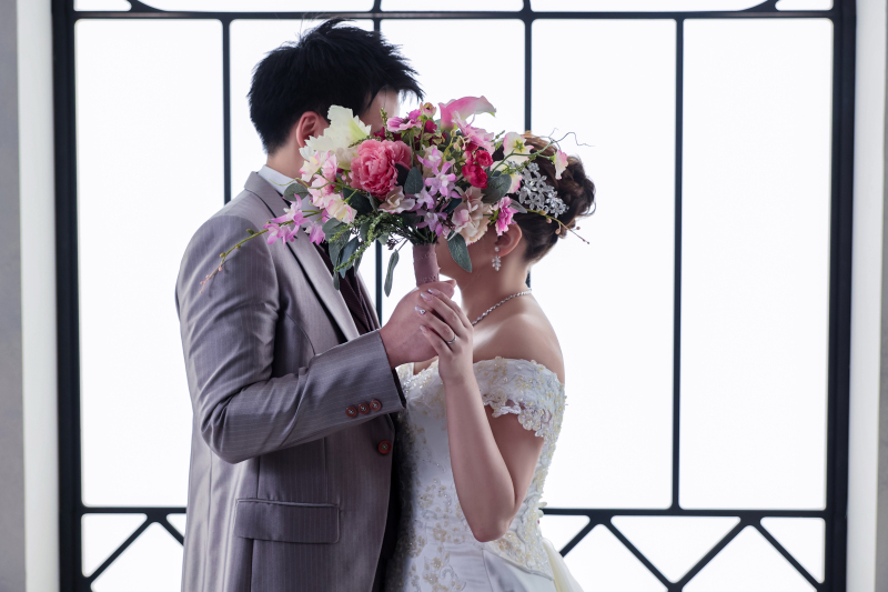 ブーケでお顔を隠して。。