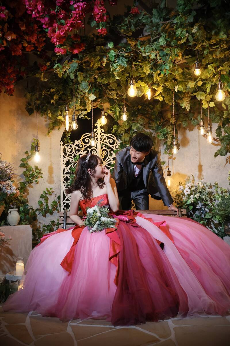 温かな光に包まれる談笑シーン