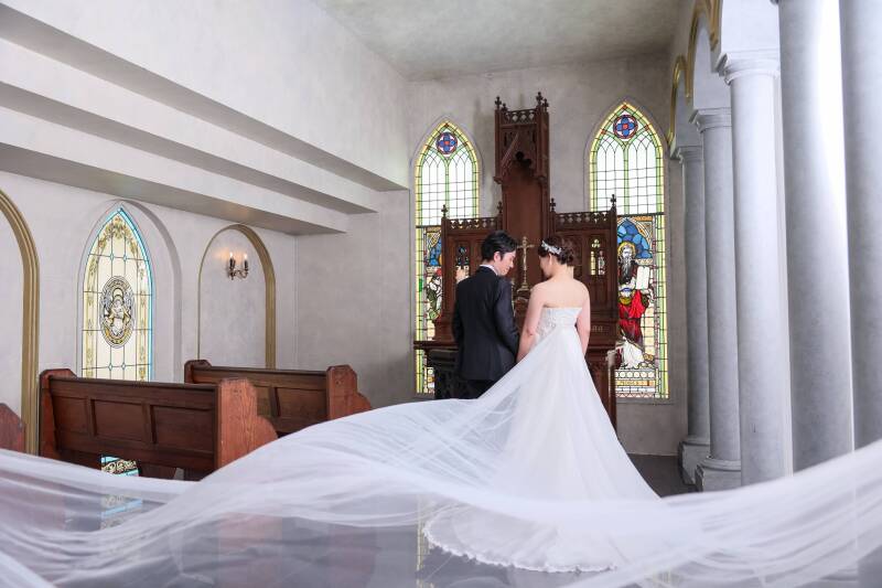 ベールが舞うチャペルでの誓い