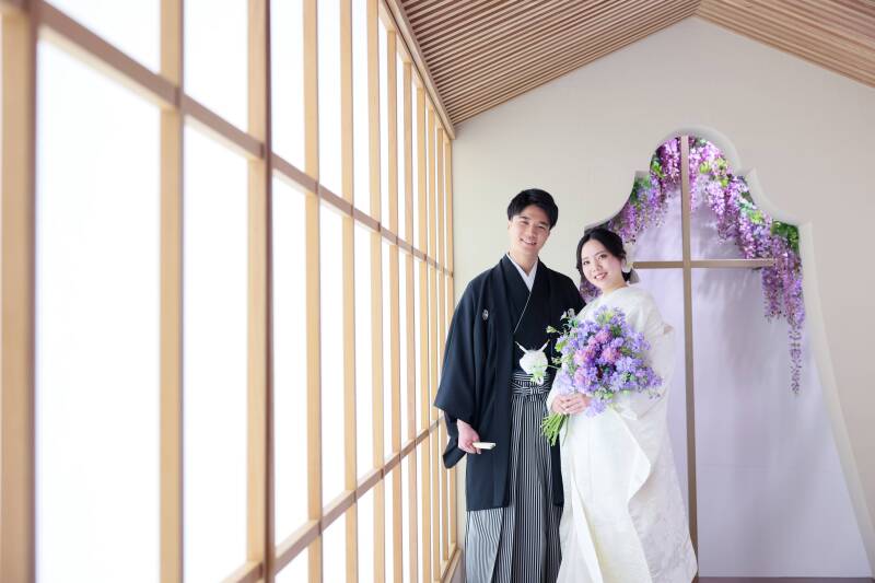 木のぬくもりと花の彩り。お二人らしい優しい表情