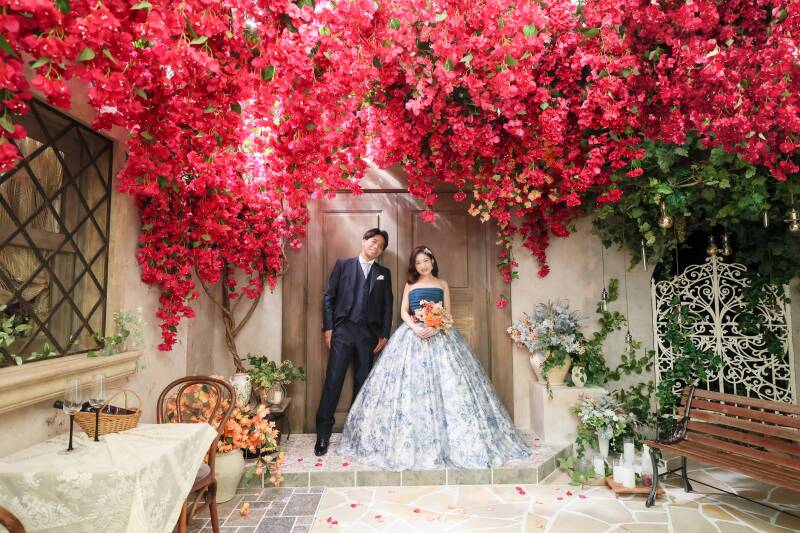 鮮やかな花々に包まれて