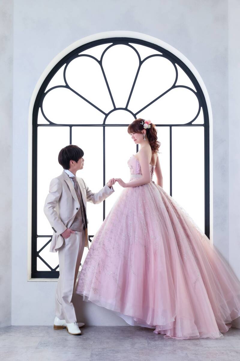 光の窓が描き出す、洗練されたシルエット