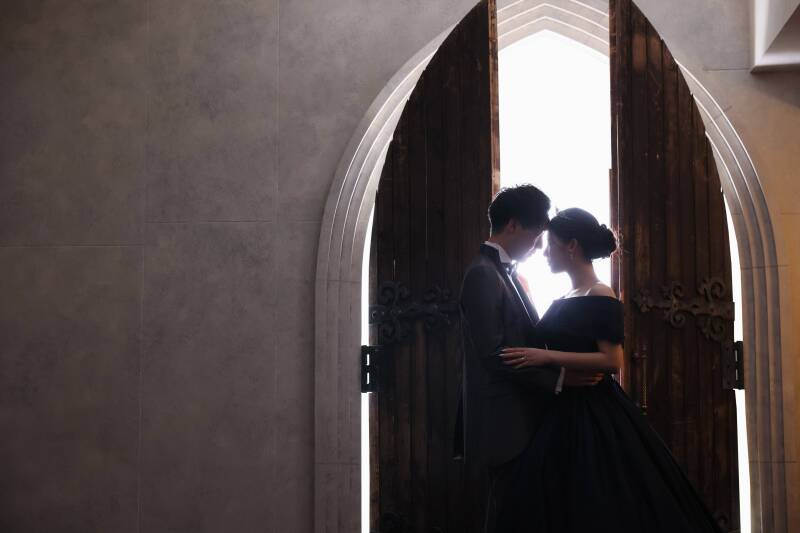 光のアーチが創り出す幻想的なシルエット 