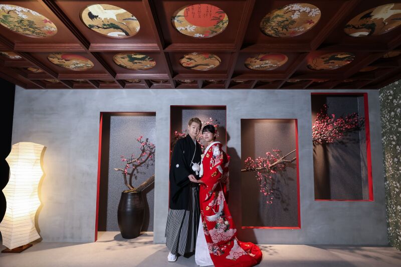 格調高い天井画と美しい赤打掛