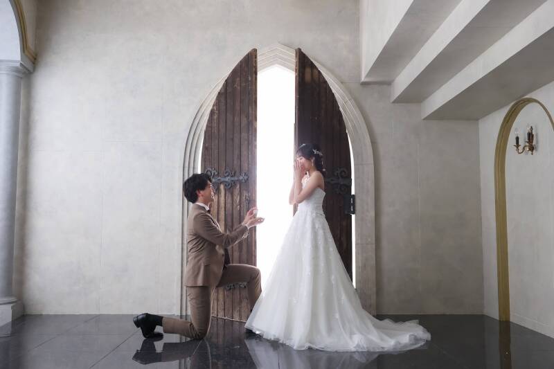 光の扉の前で映える、プロポーズの再現ショット