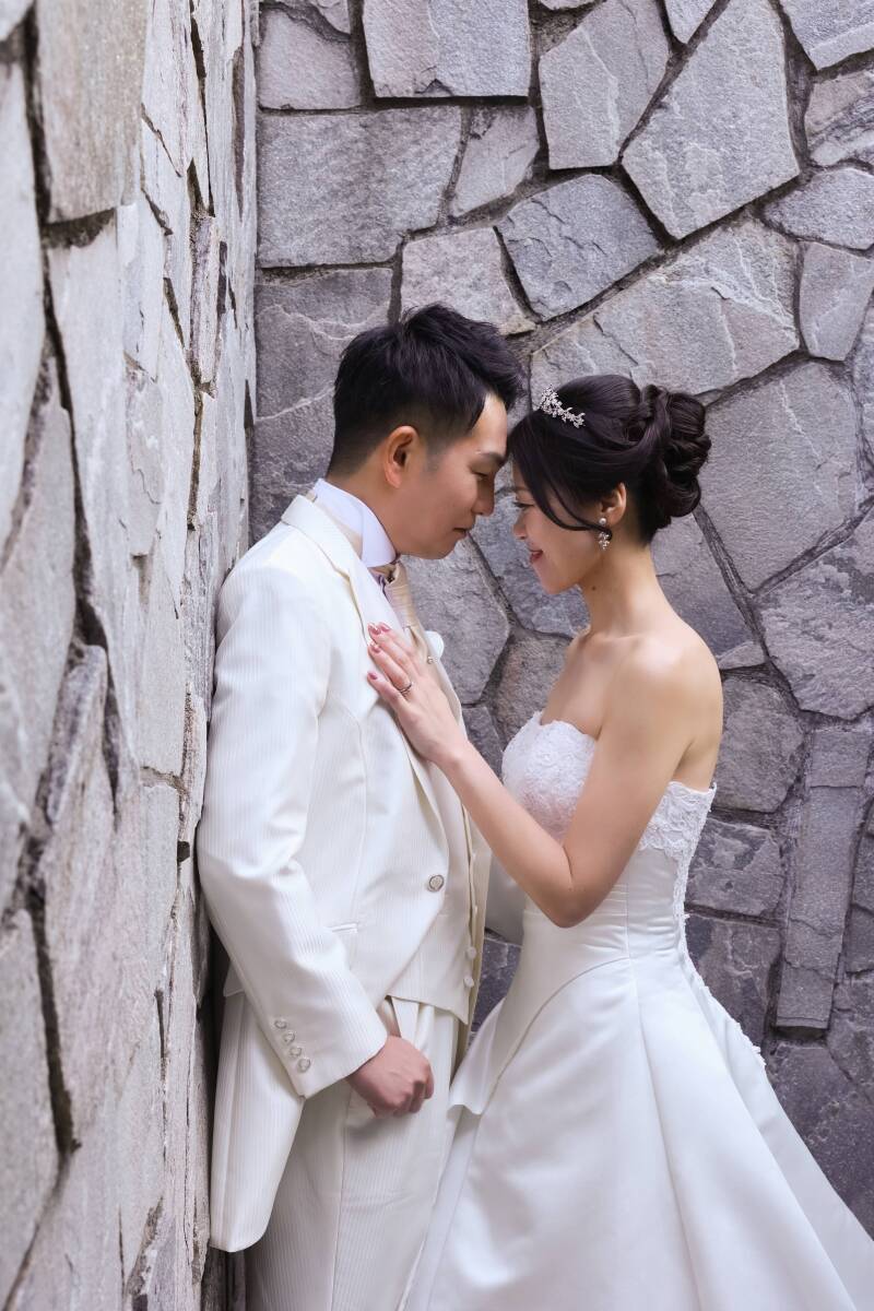 石壁の質感と、しっとりとした横顔