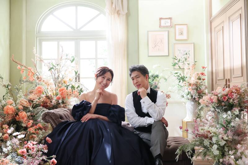 溢れんばかりの花々に囲まれた、華やかなショット