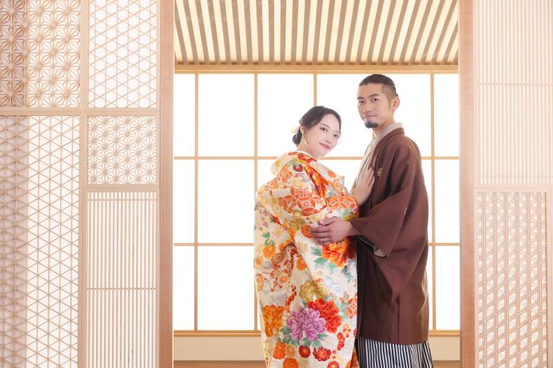 光の窓を背景に、幻想的なバックショット