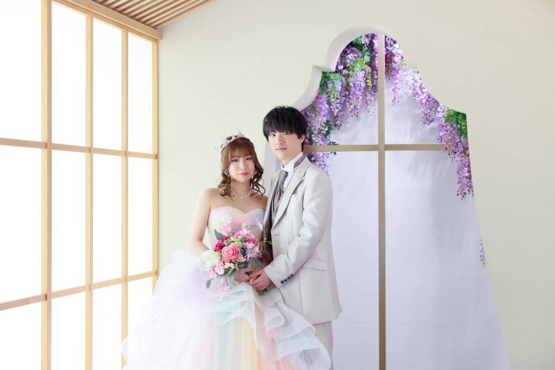 ドレスとリンクする、彩り豊かなブーケ