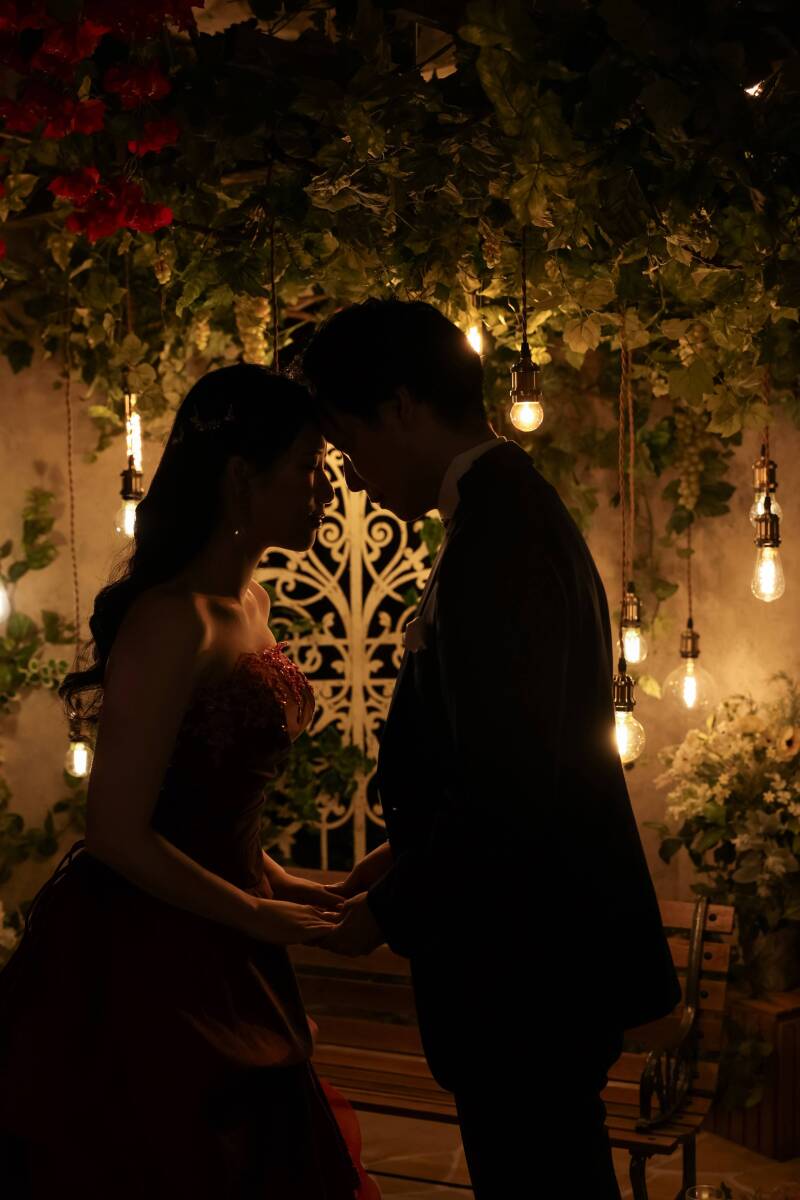 吊り下げ灯が灯る、幻想的な夜の調べ 