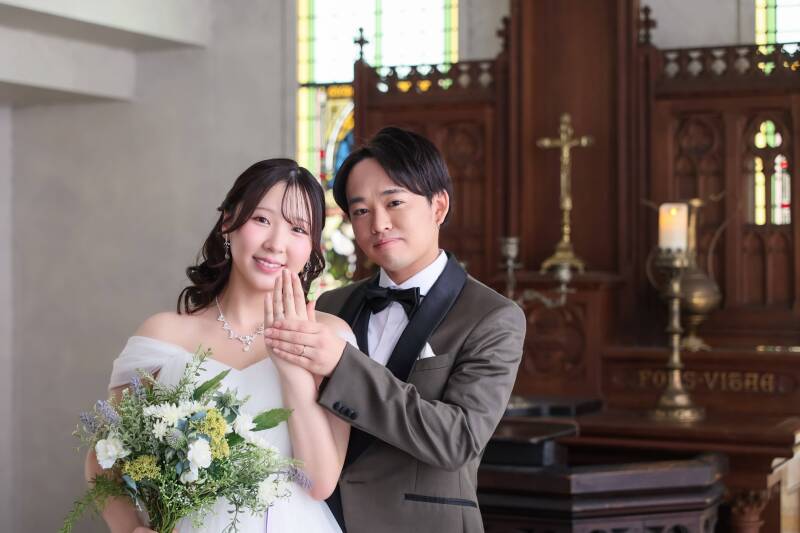 永遠の誓いを象徴する、大切な手元の記憶