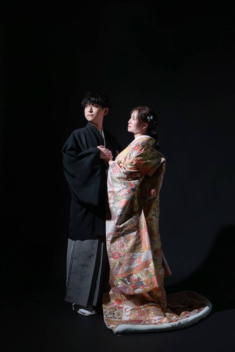 凛とした黒の世界。色打掛の色彩を最大限に