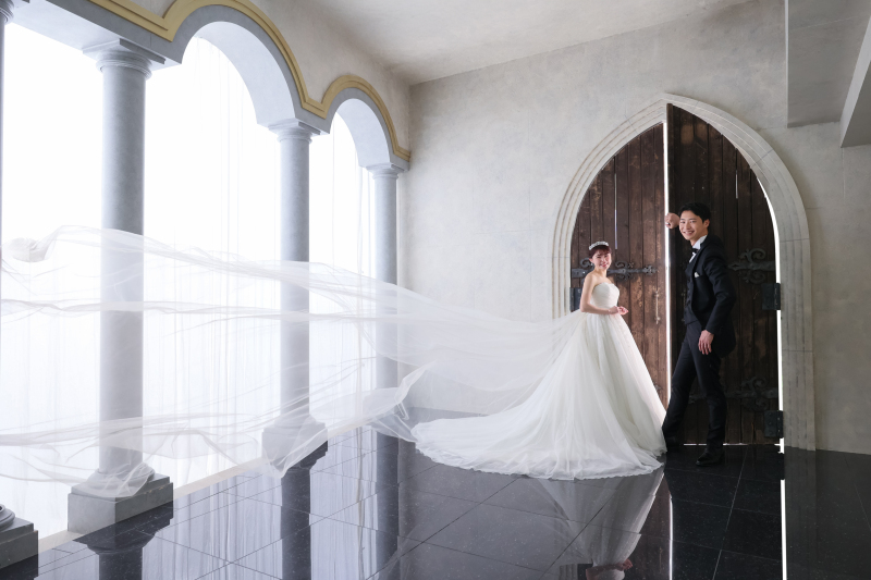 大きな扉の前で誓う、ふたりの未来