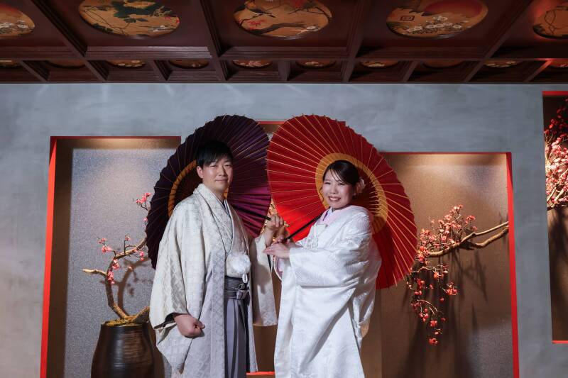 紅白の番傘が彩る華やかな和の競演