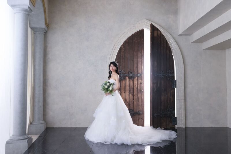 光あふれる扉前でのソロ花嫁ショット
