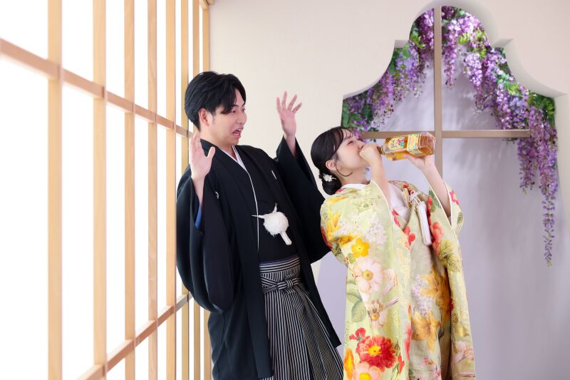 お二人らしさが光るお茶目なお持ち込みカット
