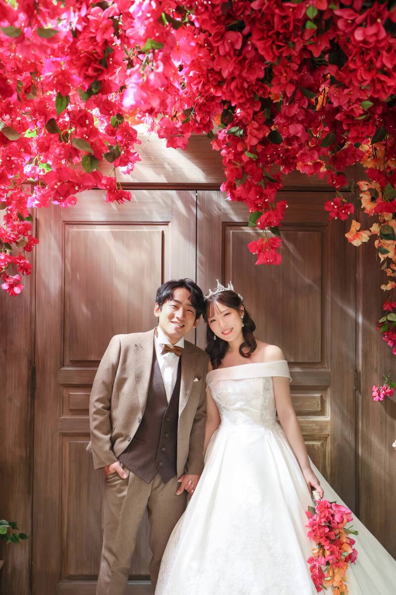 木漏れ日を感じる、自然体な笑顔の二人