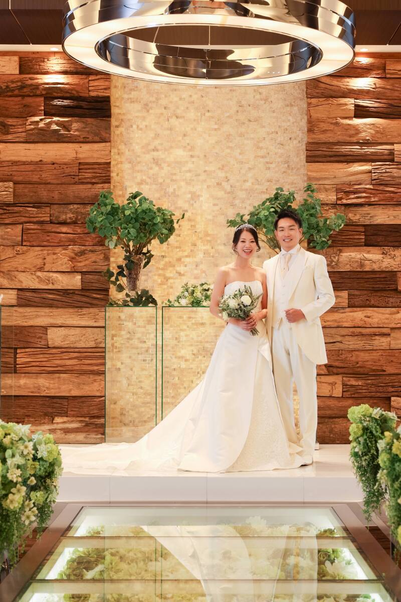 祝福の光に包まれた、晴れやかな姿