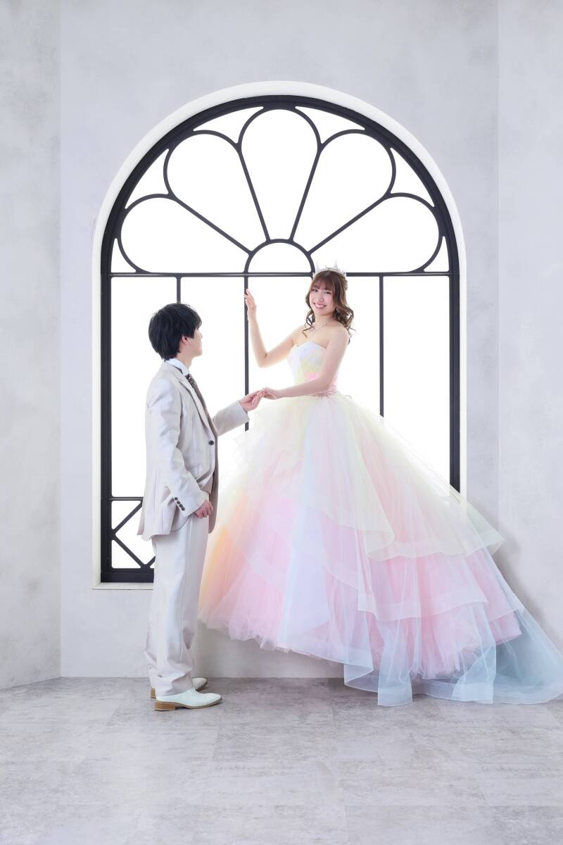 窓辺に映える、優美なエスコートシーン