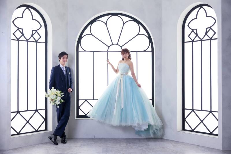 光に包まれる幻想的な窓辺シーン