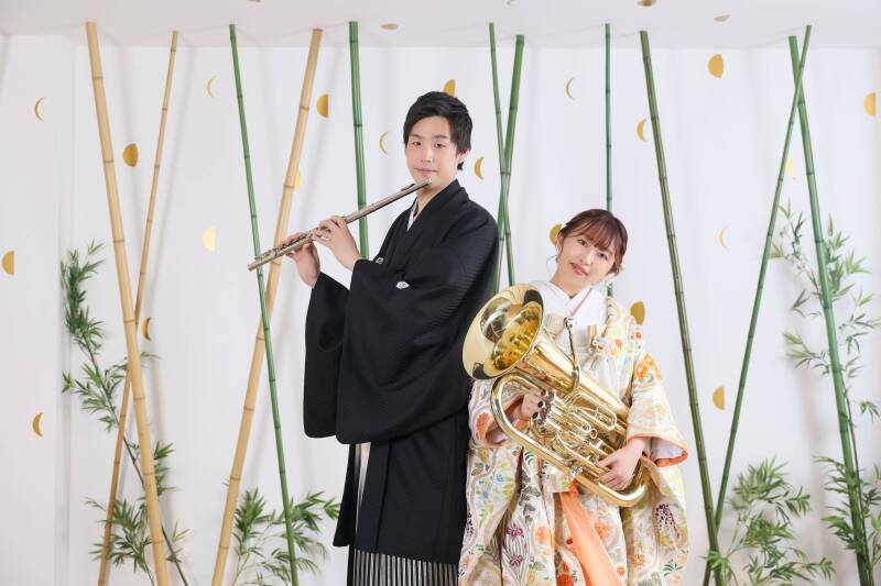 竹林を背景に凛とした立ち姿を