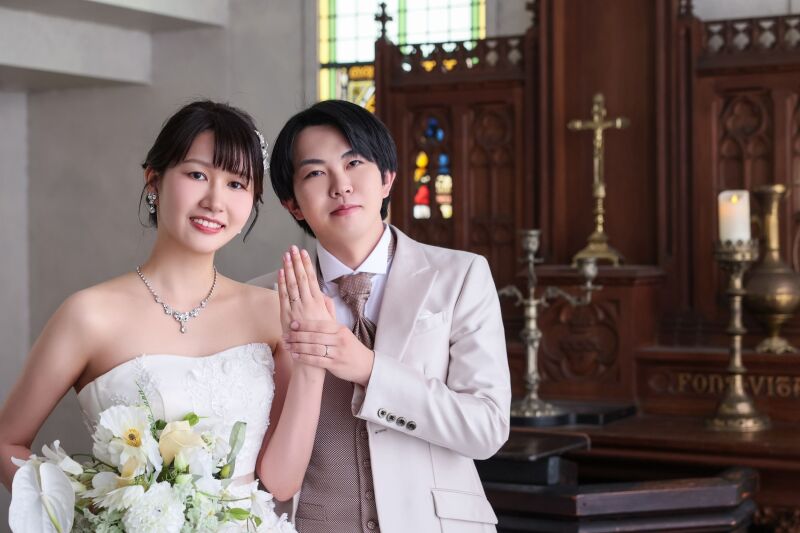 幸せの証、リングを重ねた手元