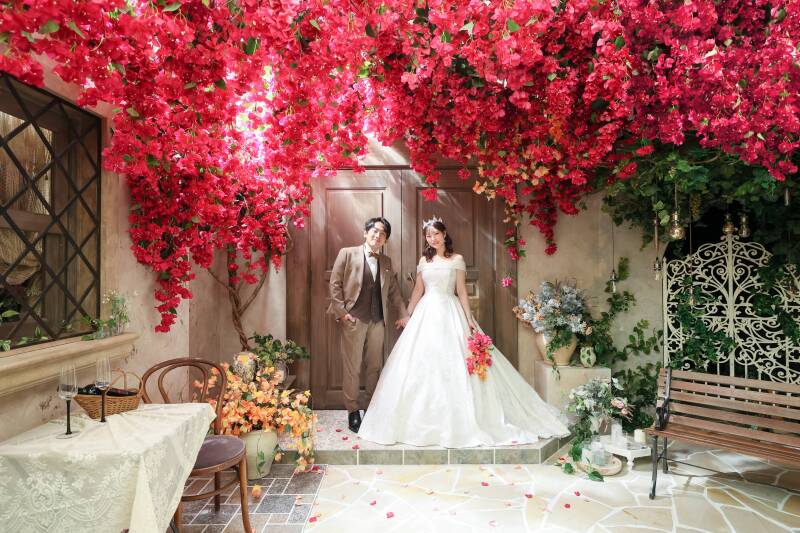 溢れる花々に囲まれた、海外邸宅のような空間