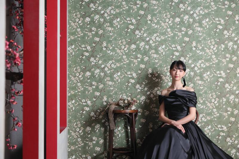 背景のコントラストで魅せる、クラシカルな佇まい