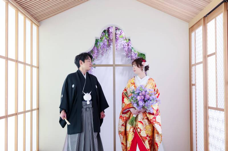 木漏れ日を感じる、自然体な笑顔の二人