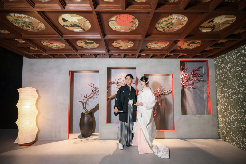 目線をそらした凛としたポーズも