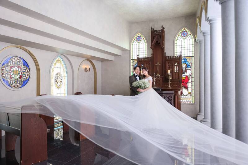 厳かなチャペルに広がるベールの曲線美